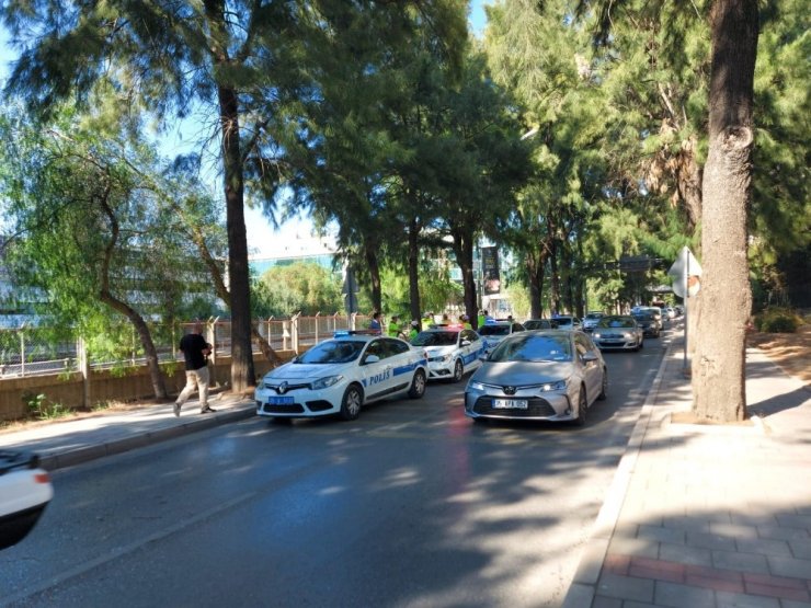 Ağaca çarpan otomobilin sürücüsü olay yerinde can verdi