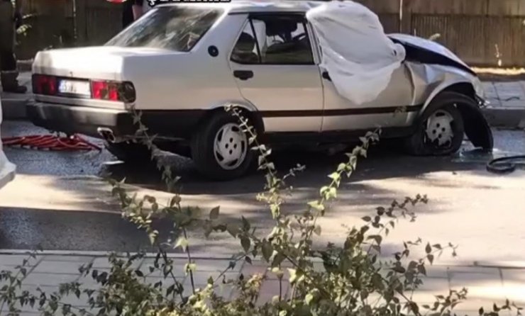 Ağaca çarpan otomobilin sürücüsü olay yerinde can verdi