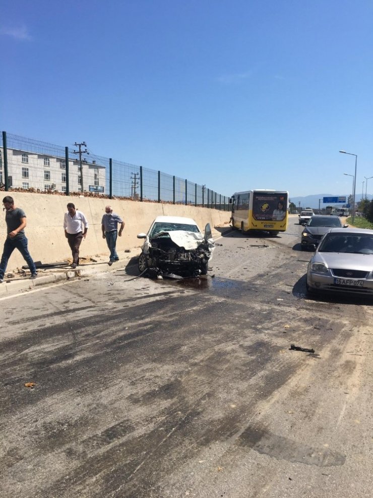 Biri halk otobüsü 3 aracın karıştığı kazada 6 kişi yaralandı