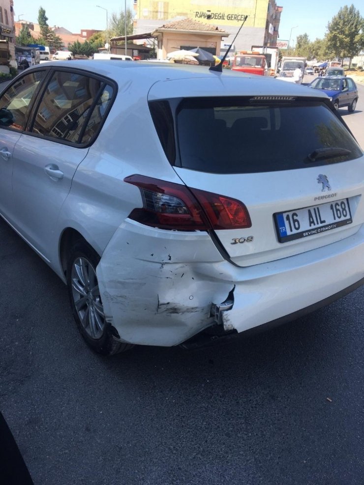 Biri halk otobüsü 3 aracın karıştığı kazada 6 kişi yaralandı