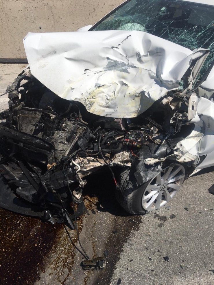 Biri halk otobüsü 3 aracın karıştığı kazada 6 kişi yaralandı