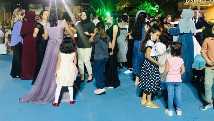 Düğün yasağını hiçe saydılar! ’Korona’ halayı devam ediyor