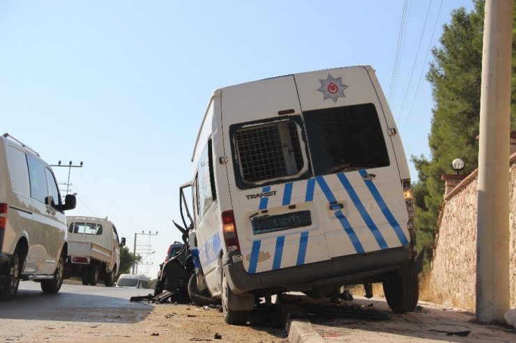 Karşı şeride uçan otomobil polis aracına çarptı! 2'si polis 3 yaralı