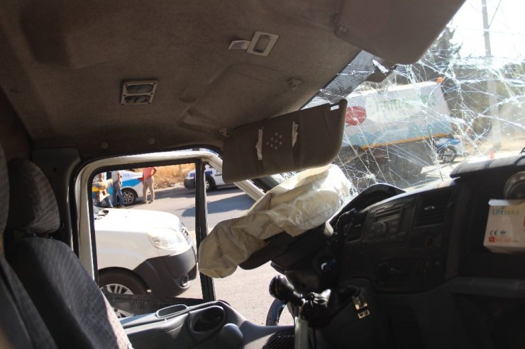 Karşı şeride uçan otomobil polis aracına çarptı! 2'si polis 3 yaralı