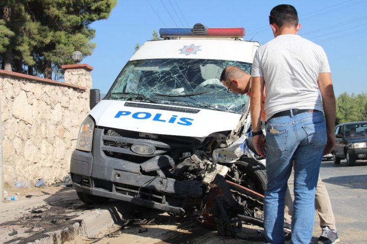 Karşı şeride uçan otomobil polis aracına çarptı! 2'si polis 3 yaralı