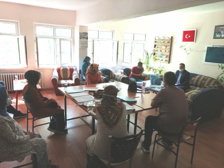 Konya Bozkır'da okul idarecilerine maske siperlik ve dezenfektan dağıtıldı