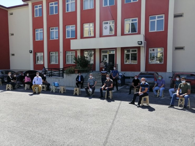Konya Bozkır'da okul idarecilerine maske siperlik ve dezenfektan dağıtıldı
