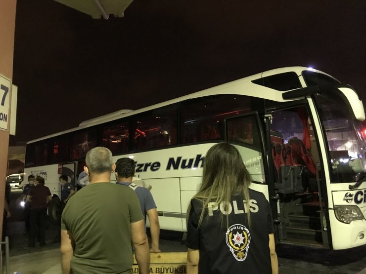 Yolcu otobüsünde uyuyan kadını taciz edip cep telefonunu çaldı!