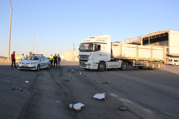 Karaman'da feci kaza! Tırla çarpışan servis otobüsü devrildi 17 işçi yaralandı