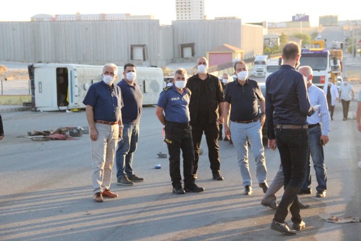 Karaman'da feci kaza! Tırla çarpışan servis otobüsü devrildi 17 işçi yaralandı