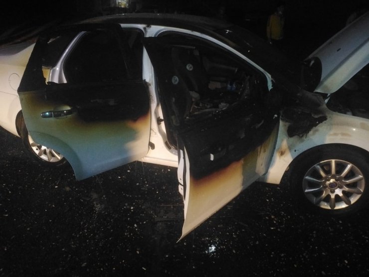 Parktaki otomobilde çakmakla oynayan çocuklar 2 aracı alev alev yaktı