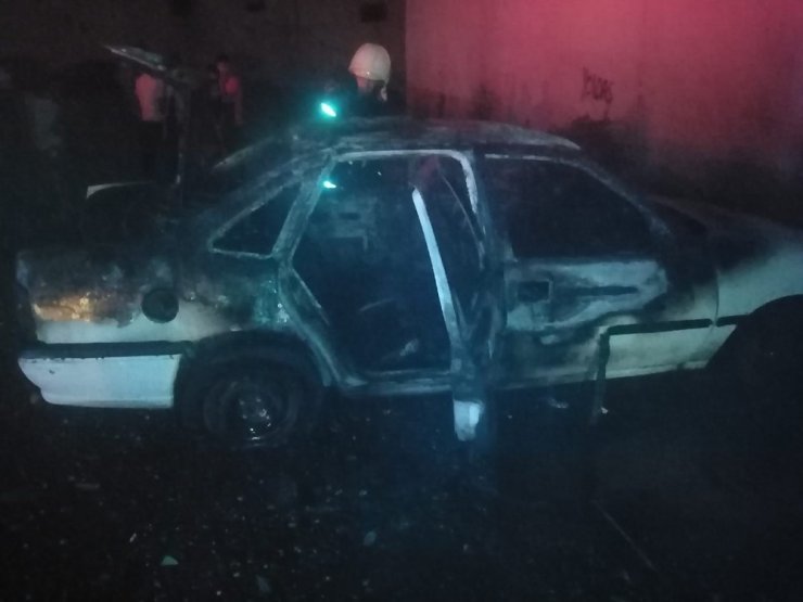 Parktaki otomobilde çakmakla oynayan çocuklar 2 aracı alev alev yaktı