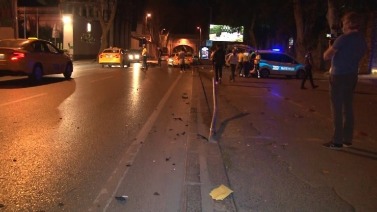 Ticari taksi ve motosiklet kafa kafaya çarpıştı! Sürücü yaralandı