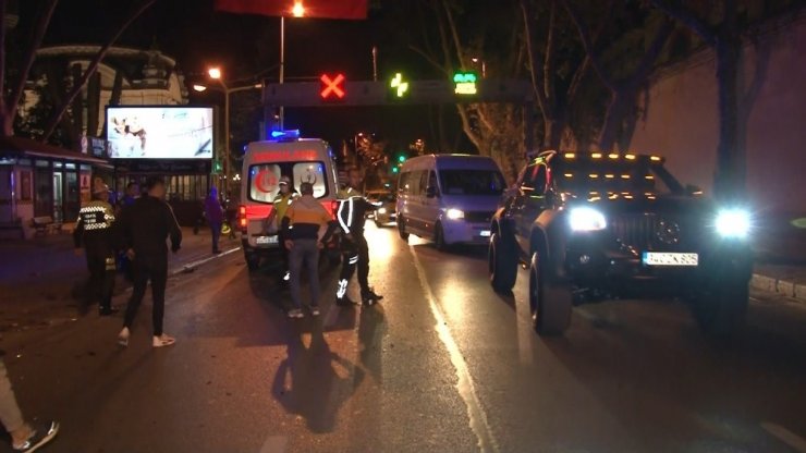 Ticari taksi ve motosiklet kafa kafaya çarpıştı! Sürücü yaralandı