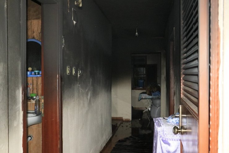 Yanıcı madde döküp evini yakan şahıs hastanelik oldu