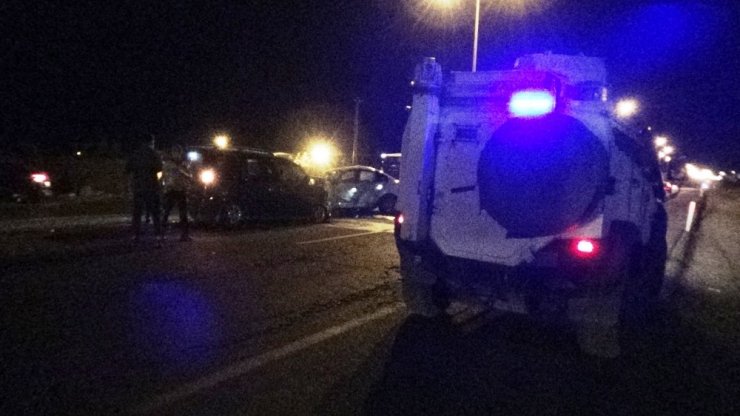 Hatalı sollama kaza getirdi! 2 araçta 5 kişi yaralandı