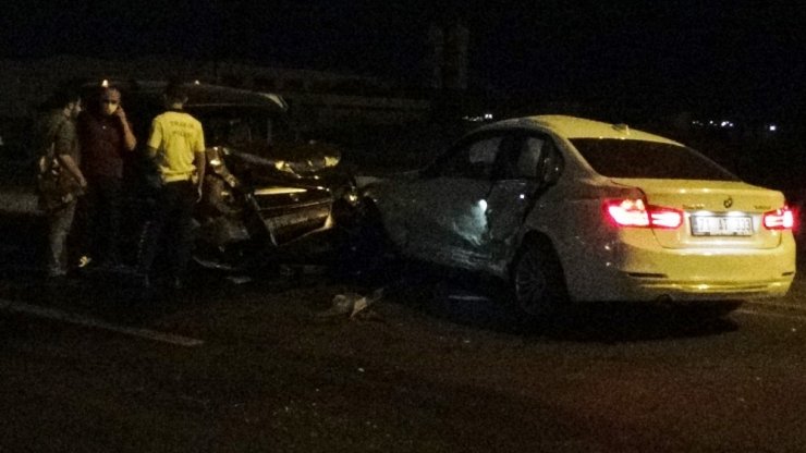 Hatalı sollama kaza getirdi! 2 araçta 5 kişi yaralandı