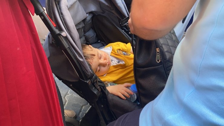 Polis uygulamasından kaçan minibüsçü dehşet saçtı! Polis bebek arabasını parçalayan sürücünün peşinde