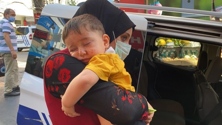 Polis uygulamasından kaçan minibüsçü dehşet saçtı! Polis bebek arabasını parçalayan sürücünün peşinde