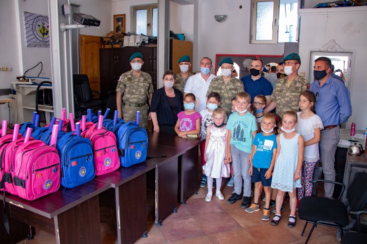 Türk askeri Kosova'daki Boşnak çocukları bu yıl da unutmadı