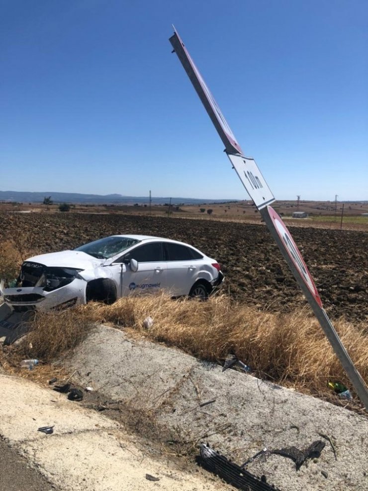 Yoldan çıkan otomobil tabelaya çarpıp şarampole uçtu! Yaşlı çift yaralandı