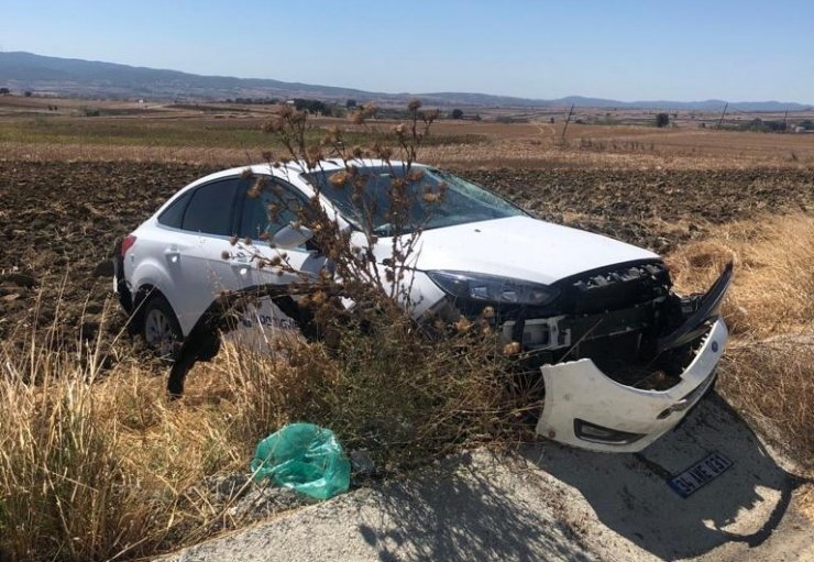 Yoldan çıkan otomobil tabelaya çarpıp şarampole uçtu! Yaşlı çift yaralandı