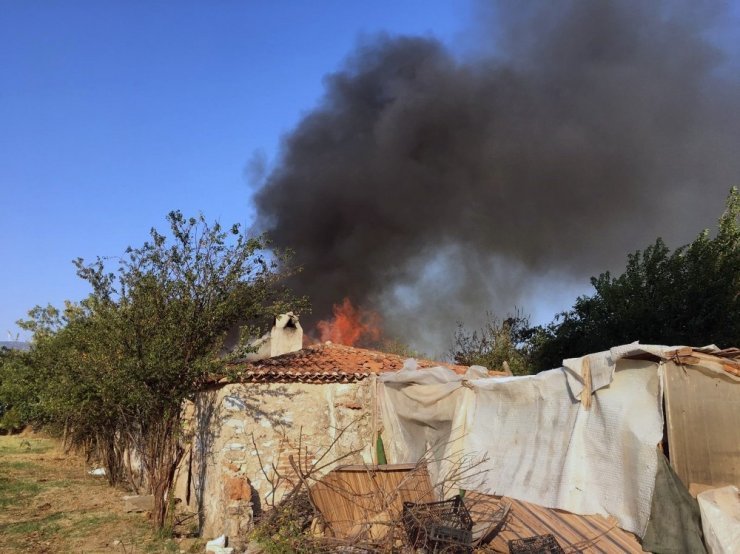 Borcunu ödemek için hayvanlarını satmıştı! Evi ile birlikte 40 bin lirası da yandı