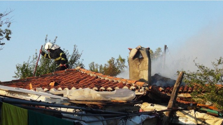Borcunu ödemek için hayvanlarını satmıştı! Evi ile birlikte 40 bin lirası da yandı