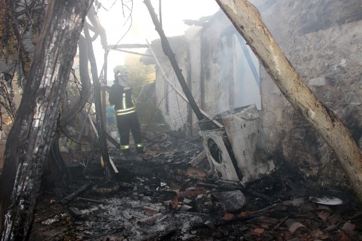 Borcunu ödemek için hayvanlarını satmıştı! Evi ile birlikte 40 bin lirası da yandı