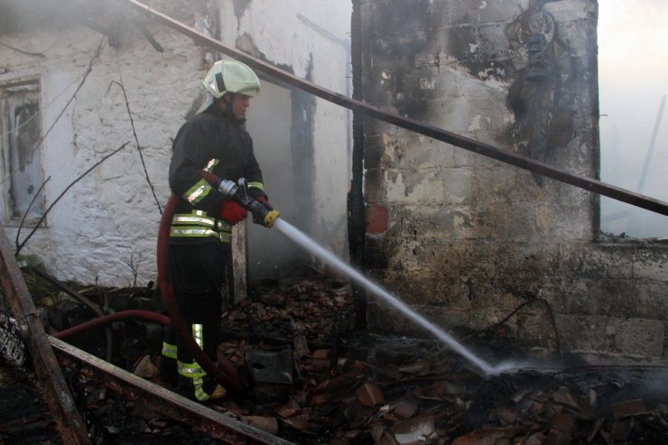 Borcunu ödemek için hayvanlarını satmıştı! Evi ile birlikte 40 bin lirası da yandı