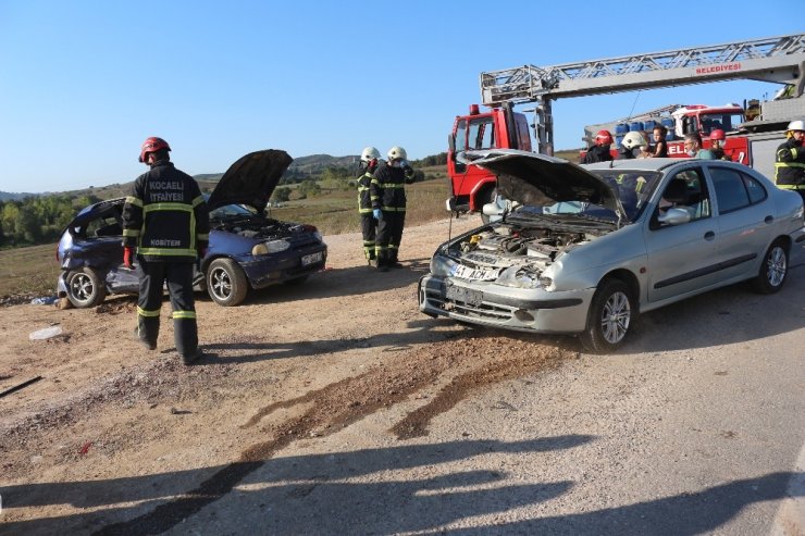 İzmit-Kandıra yolunda 3 araç birbirine girdi! Şoka giren çocuklar gözyaşlarına boğuldu