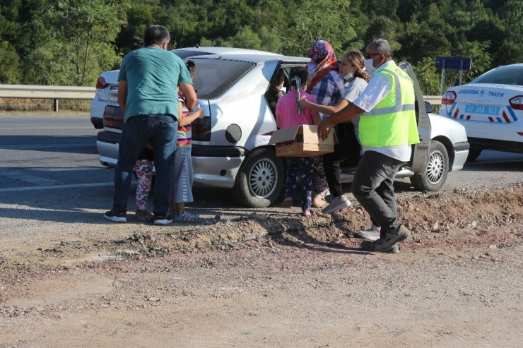 İzmit-Kandıra yolunda 3 araç birbirine girdi! Şoka giren çocuklar gözyaşlarına boğuldu