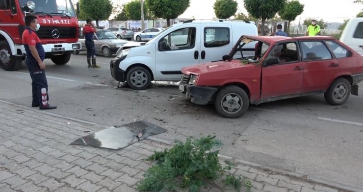 Kontrolden çıkan otomobil karşı şeride geçti! 3 kişi yaralandı