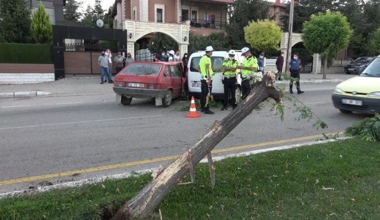 Kontrolden çıkan otomobil karşı şeride geçti! 3 kişi yaralandı