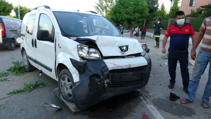Kontrolden çıkan otomobil karşı şeride geçti! 3 kişi yaralandı