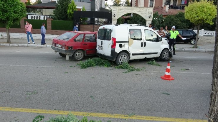 Kontrolden çıkan otomobil karşı şeride geçti! 3 kişi yaralandı