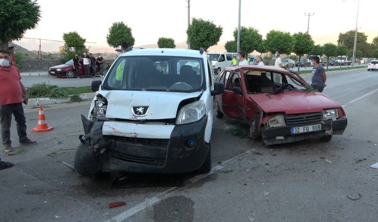 Kontrolden çıkan otomobil karşı şeride geçti! 3 kişi yaralandı