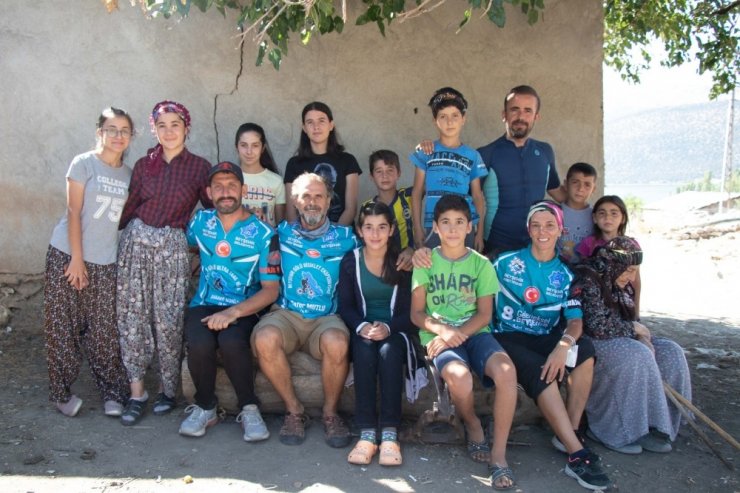 Konya Beyşehir Gölü'nde sporcuların 30 Ağustos coşkusu