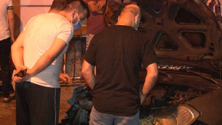 Park halindeki iki otomobil gece yarısı alev alev yandı