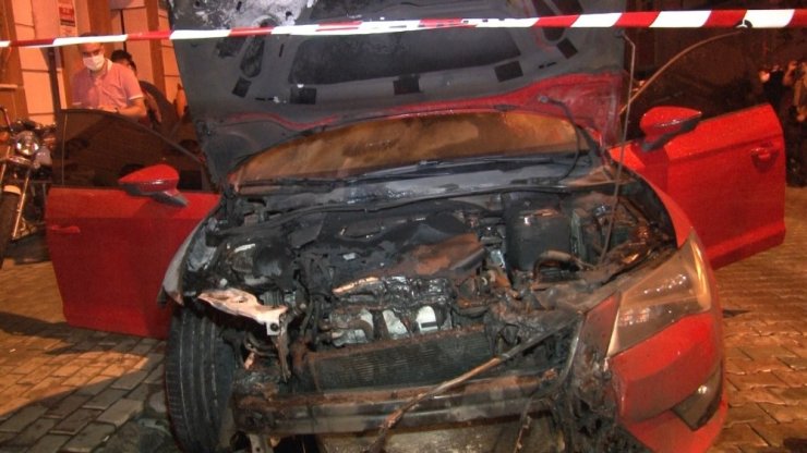 Park halindeki iki otomobil gece yarısı alev alev yandı