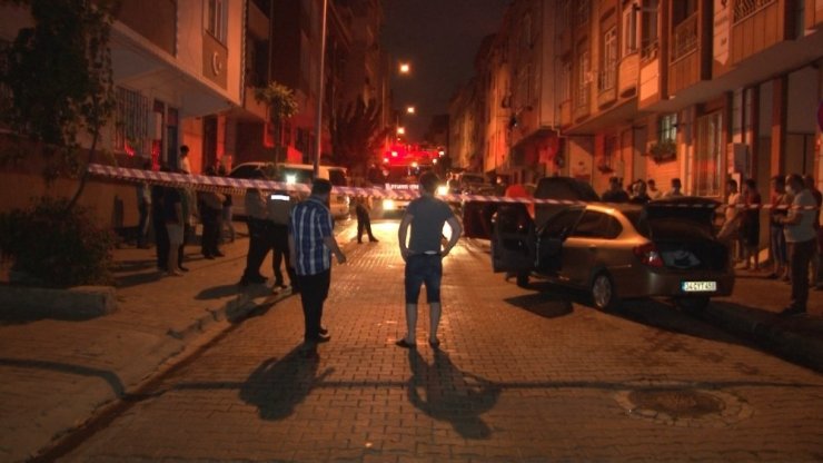 Park halindeki iki otomobil gece yarısı alev alev yandı