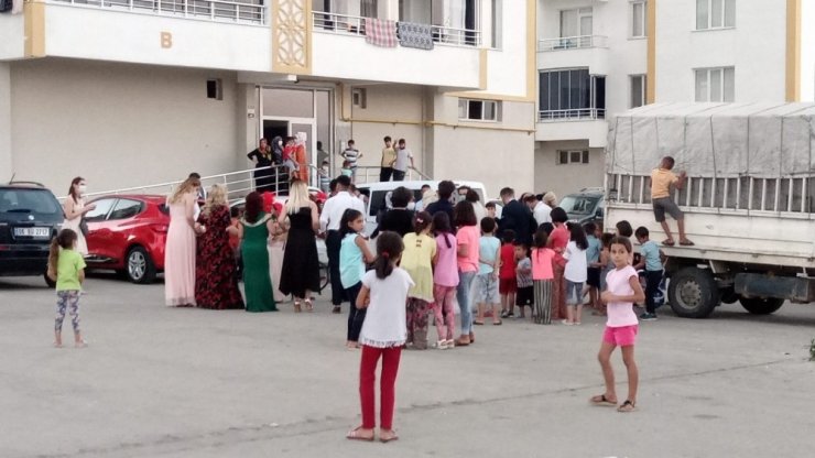 Vakaların uçuşa geçtiği kentte ’korona halayları’ sürüyor