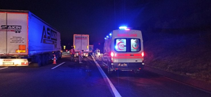 Ankara'dan İstanbul'a giden tır kamyona arkadan çarptı! Otoyolda kuyruk oluştu