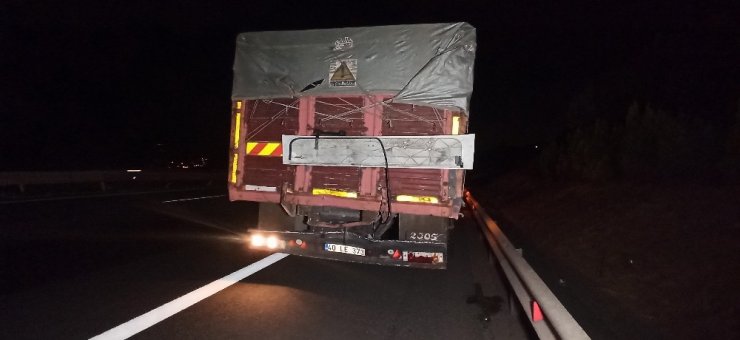 Ankara'dan İstanbul'a giden tır kamyona arkadan çarptı! Otoyolda kuyruk oluştu