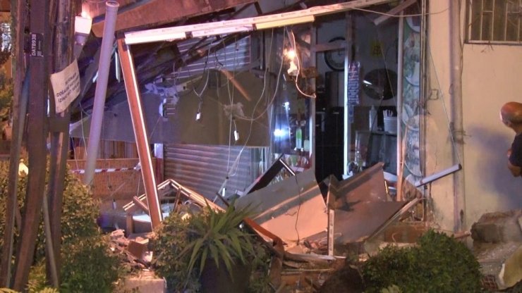 Aşırı hızlı otomobil restorana daldı! Boş olması olası faciayı önledi