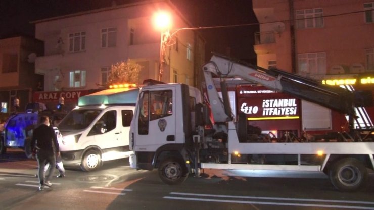 Aşırı hızlı otomobil restorana daldı! Boş olması olası faciayı önledi