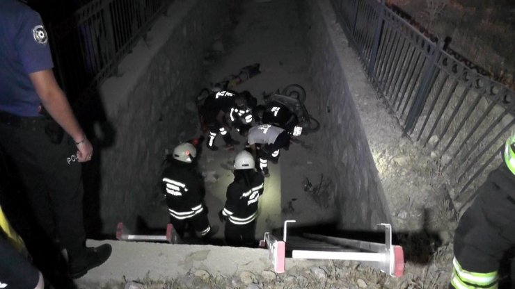 Konya'da motosiklet boş su kanalına uçtu! 3 kişi yaralandı