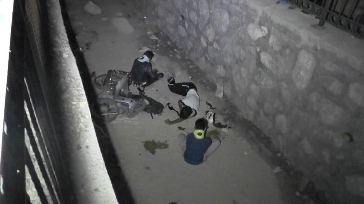 Konya'da motosiklet boş su kanalına uçtu! 3 kişi yaralandı