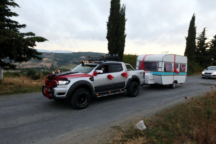 Virüsten korunmak için karavanı gelin arabası yaptılar