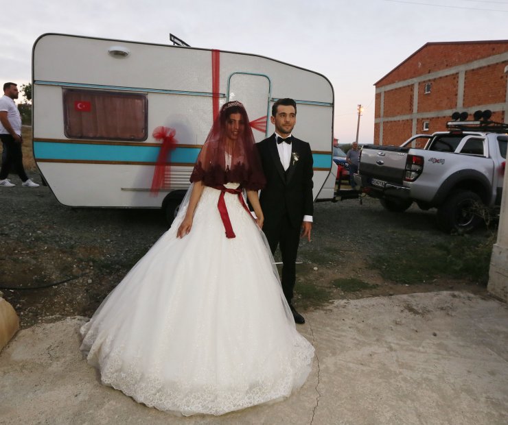 Virüsten korunmak için karavanı gelin arabası yaptılar